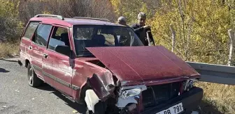 Sivas'ta Bariyere Çarpan Otomobil Kazasında 2 Yaralı