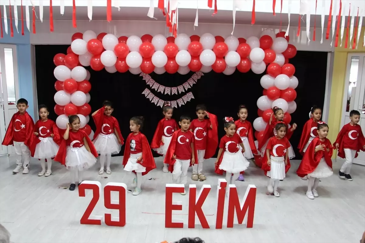 Anaokulu Öğrencilerinden Cumhuriyet Bayramı Kutlaması