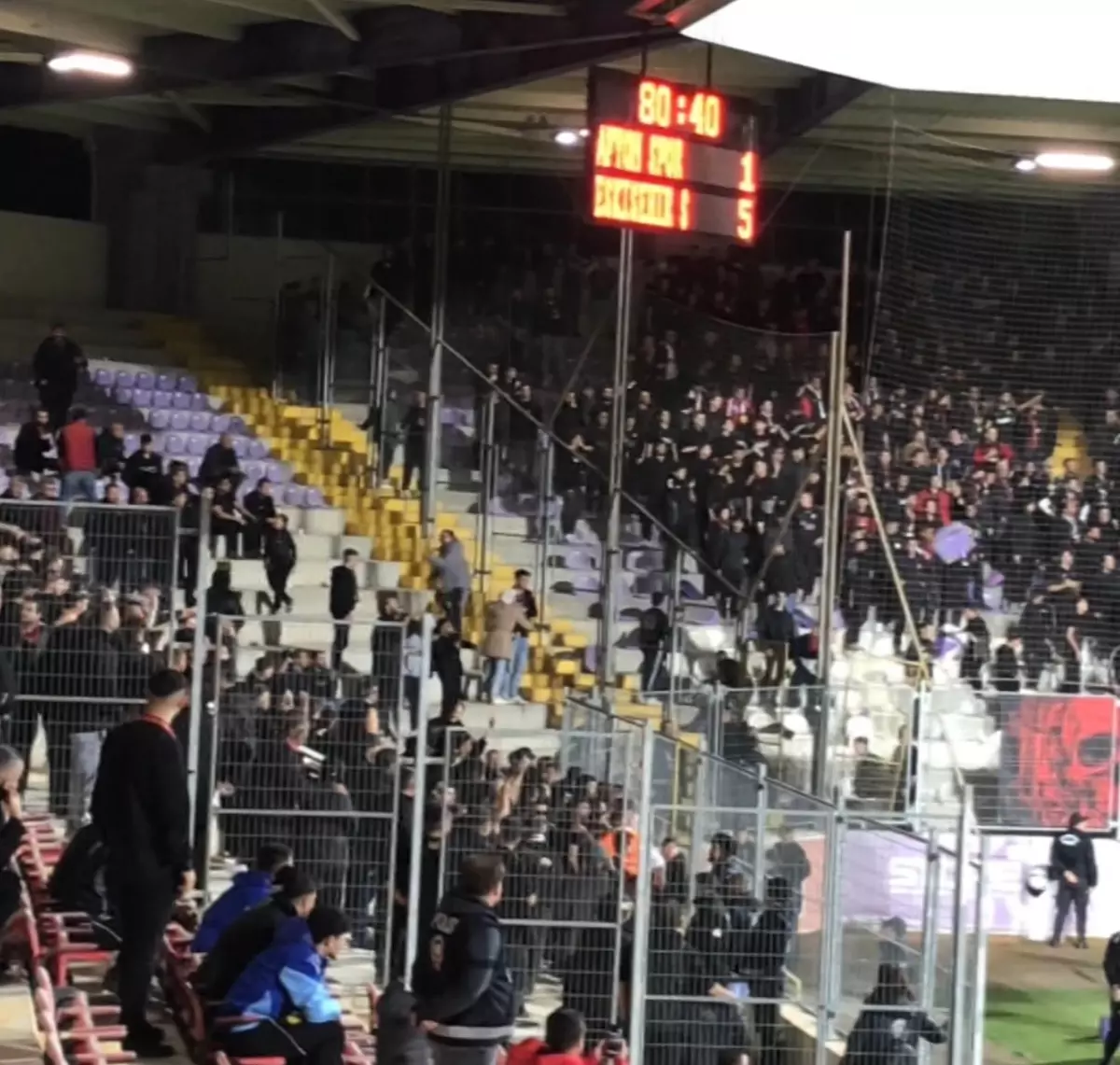 Eskişehirspor'un Zafer Maçında Taraftar Gerginliği: 1500 Koltuk Kırıldı