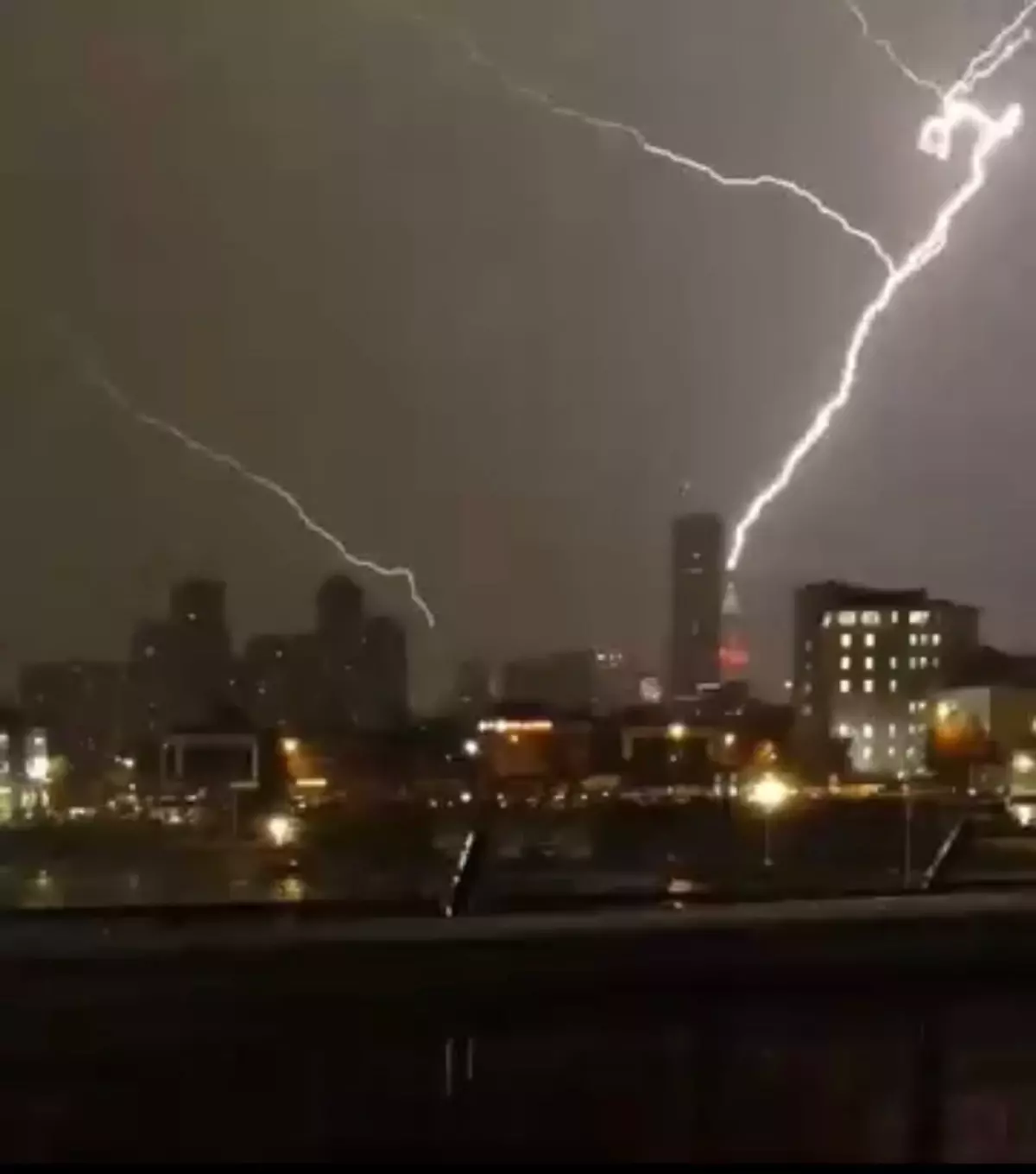 İstanbul'da Yıldırım Düşen Bina Anbean Görüntülendi