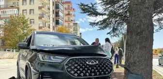 Uşak'ta Cipin Ağaca Çarpması Sonucu 2 Yaralı