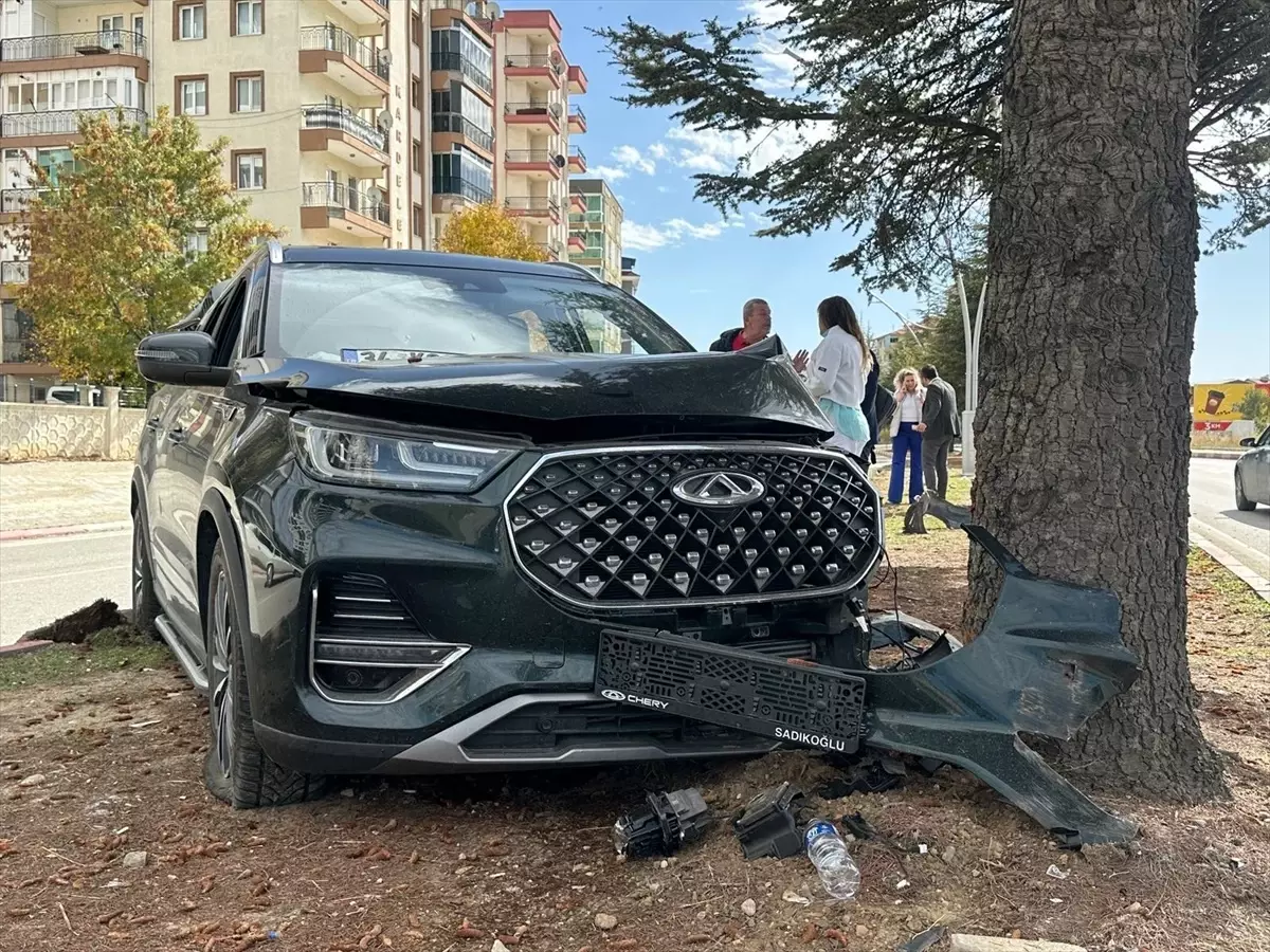 Uşak'ta Cipin Ağaca Çarpması Sonucu 2 Yaralı