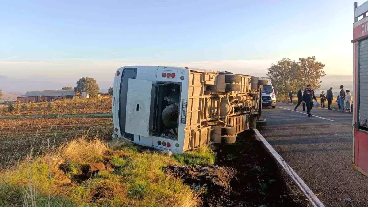 Uşak'ta Tarım İşçilerini Taşıyan Midibüs Kazası: 23 Yaralı