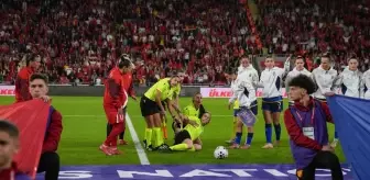 Milli maçta korku dolu anlar! Hakem bir anda yere yığıldı