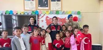 Jandarma Ekipleri, 29 Ekim İçin Çocuklara Etkinlik Düzenledi
