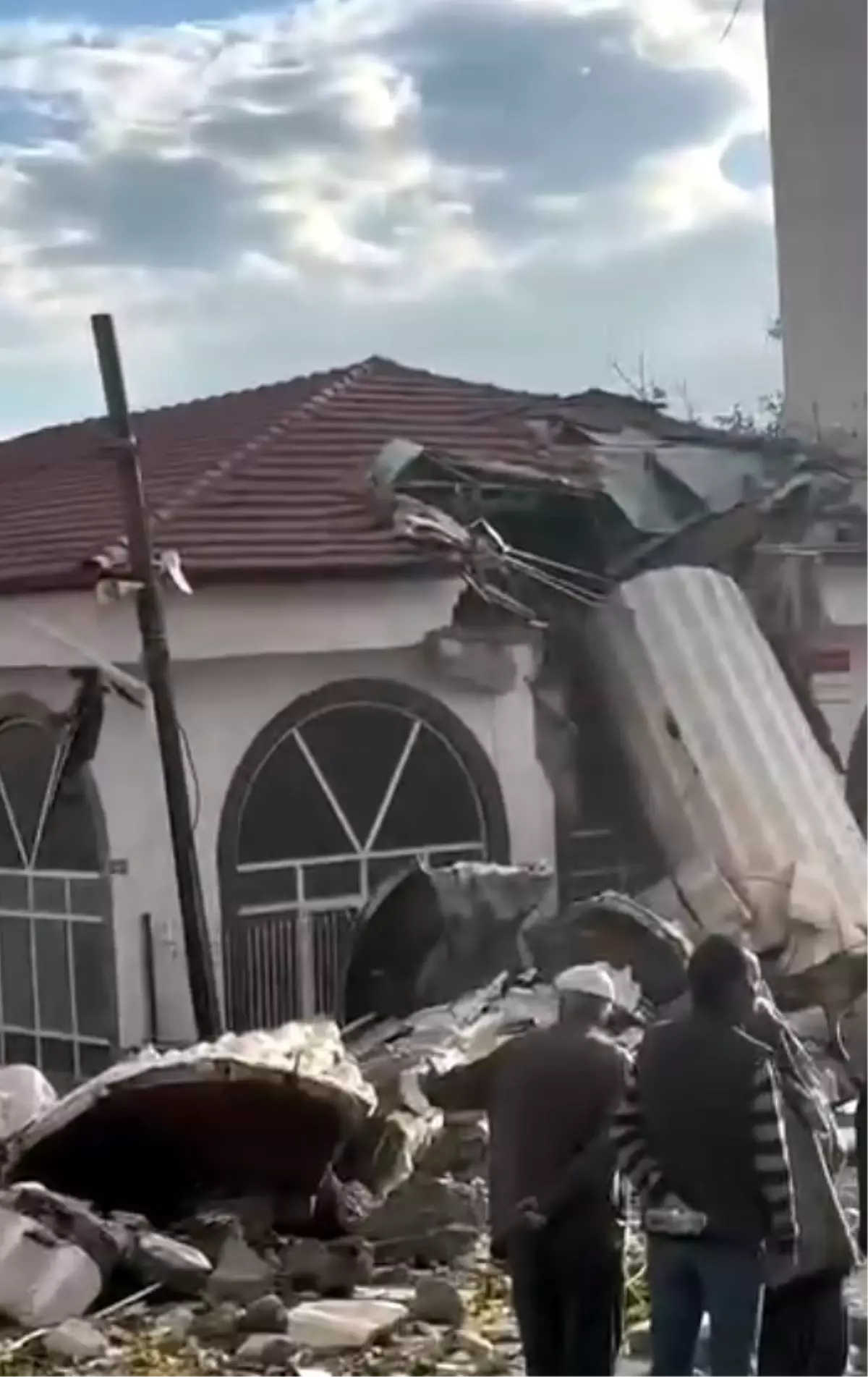 Ankara'da Fırtına Minareyi Devrildi