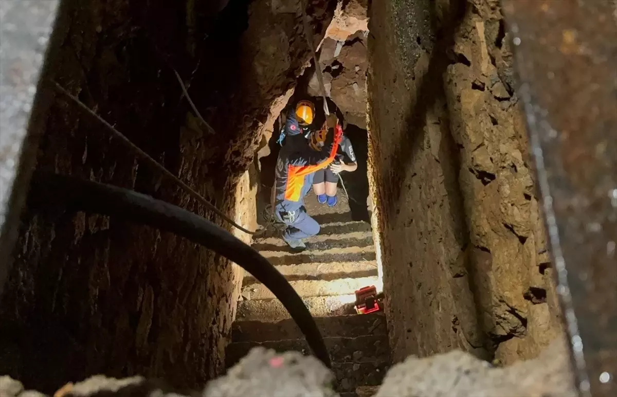 Rüzgarın Sürüklediği Kürek Sörfçüleri Mağarada Kurtarıldı