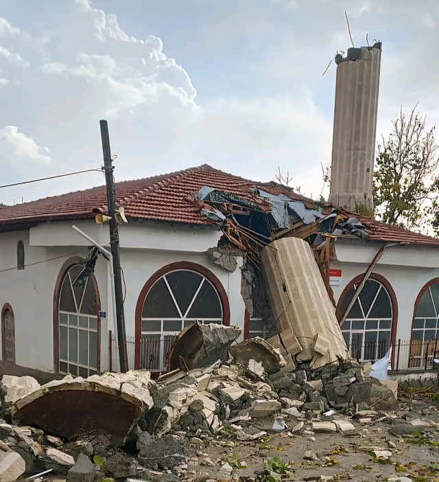 Antalya'yı yağmur ve fırtına vurdu: 3 yaralı 7 antalya yi yagmur ve firtina vurdu 3 yarali 19196223 1635 m