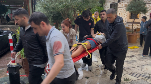 Antalya'yı yağmur ve fırtına vurdu: 3 yaralı 4 antalya yi yagmur ve firtina vurdu 3 yarali 19196223 1862 m