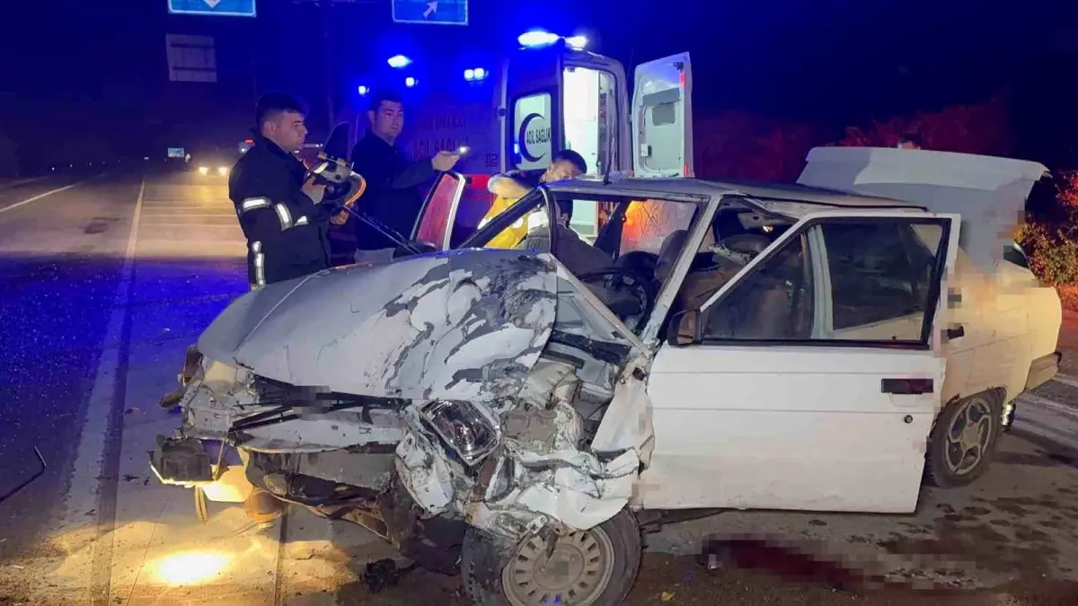 Edirne'de Otomobil Kazasında İki Kişi Sıkıştı, Kurtarıldı