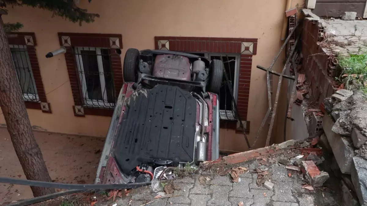 Ataşehir'de otomobil apartmanın bahçesine uçtu