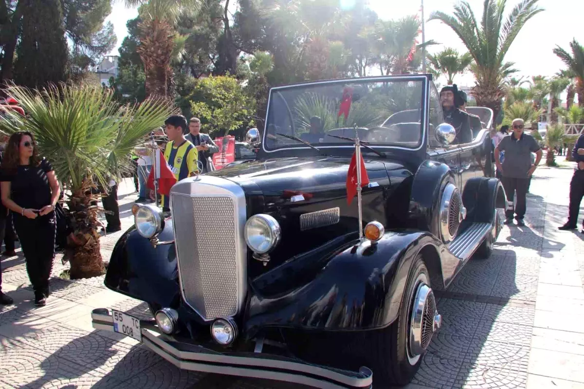Turgutlu'da 29 Ekim Cumhuriyet Bayramı Kutlamaları Kapsamında Atatürk'ün Makam Aracı Sergilendi