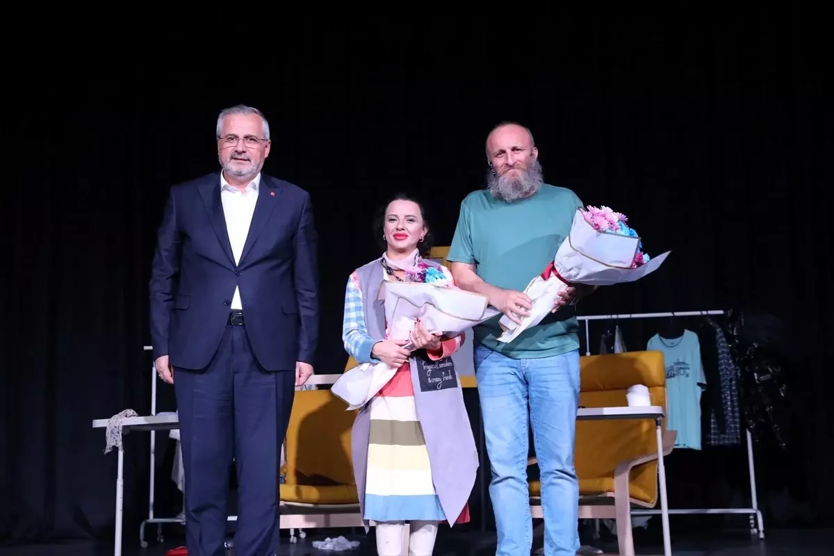 Bafra'da 'Parça Tesirli Pazarlar' Tiyatro Oyunu Sahnelendi
