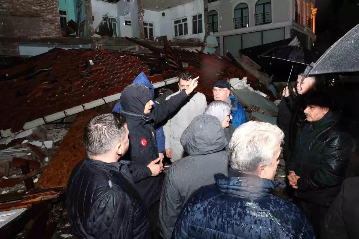 İçişleri Bakanı Yerlikaya, Balıkesir Sındırgı'daki Deprem Bölgesini Ziyaret Etti.