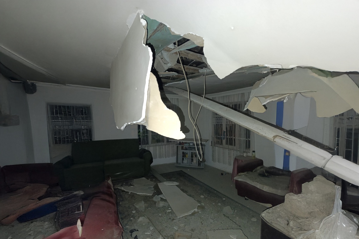 Balıkesir'deki depremde Manisa'da bir evin tavanı çöktü