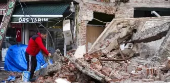 Balıkesir'de 6,1 Büyüklüğündeki Depremin Ardından Enkaz Kaldırma Çalışmaları Başladı