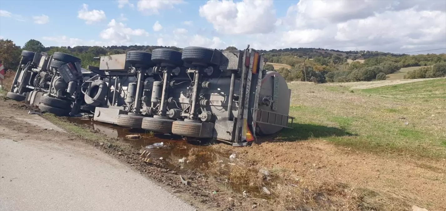 Uşak'ta Devrilen Tırın Sürücüsü Yaralandı