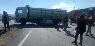 Bitlis'te Otomobil Kamyona Çarptı: 4 Yaralı