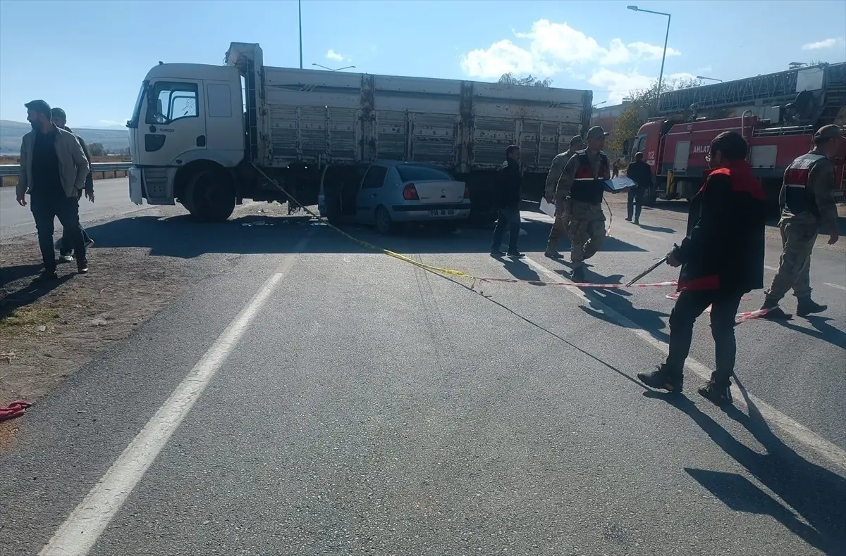 Bitlis'te Otomobil Kamyona Çarptı: 4 Yaralı