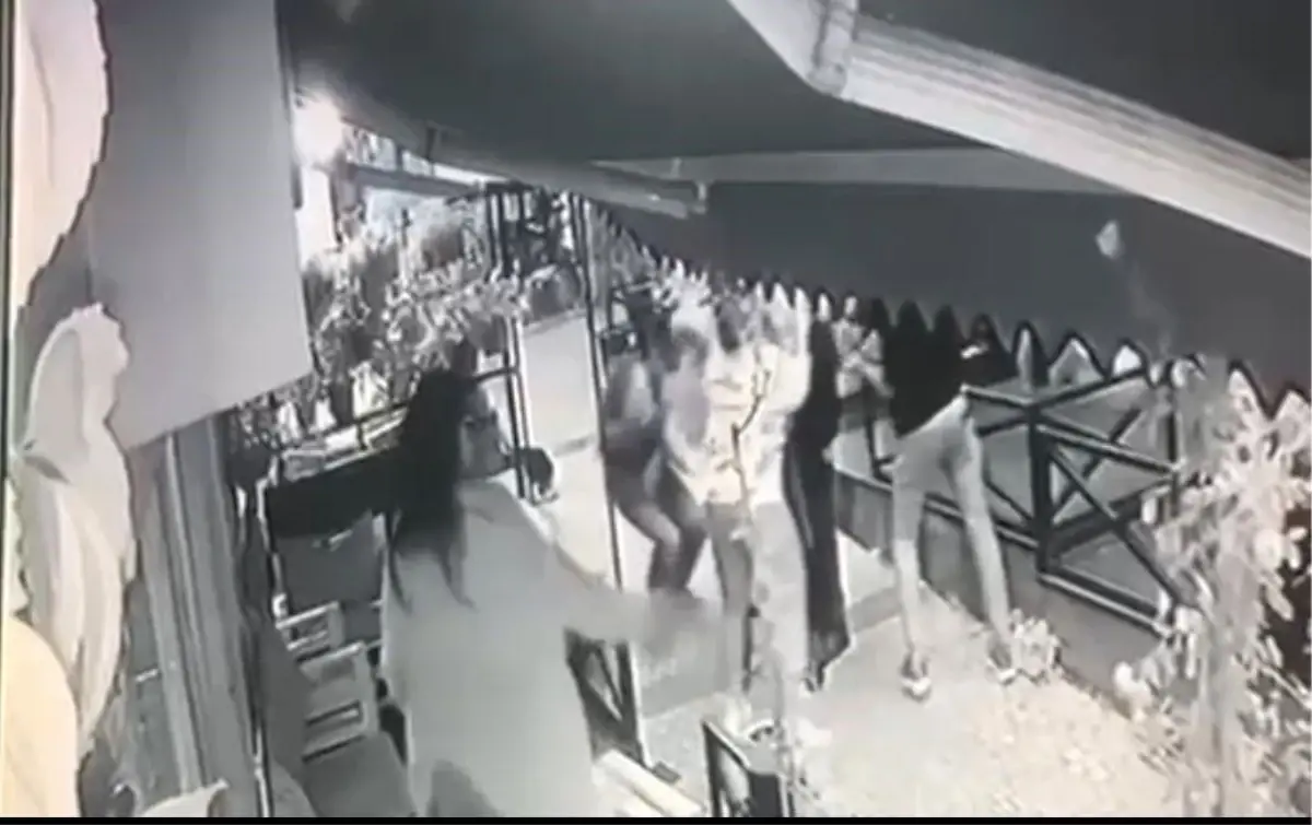 Alkollü Kişi Kafeye Alınmayınca Tabancayla Ateş Açtı: 4 Yaralı