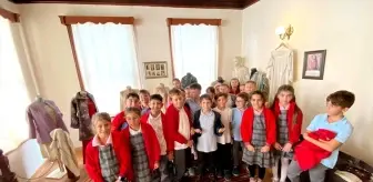 İlkokul Öğrencileri 29 Ekim İçin Tarih Derneğini Ziyaret Etti