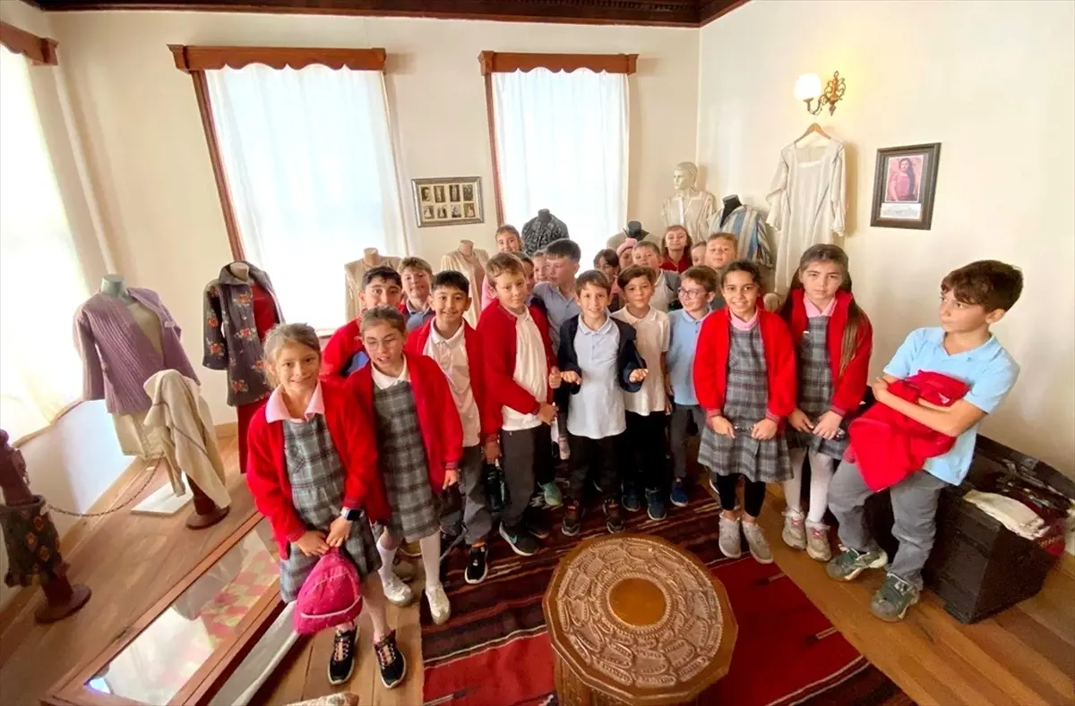 İlkokul Öğrencileri 29 Ekim İçin Tarih Derneğini Ziyaret Etti