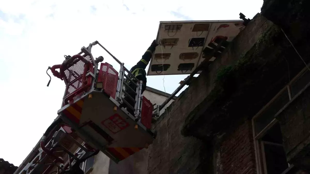 Ordu'da Düşme Tehlikesi Olan Reklam Panosu İtfaiye Tarafından Kaldırıldı