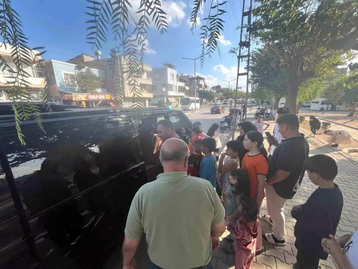 Adanalı Hayırsever, Cumhuriyet Bayramı'nda Çocukları Sevindirdi