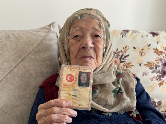 Cumhuriyet ile yaşıt Nazife nine Ay-yıldızlı pastasını üfledi 5 cumhuriyet ile yasit nazife nine ay yildizli 19193812 4590 m