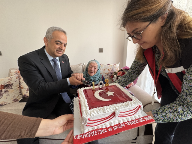 Cumhuriyet ile yaşıt Nazife nine Ay-yıldızlı pastasını üfledi 6 cumhuriyet ile yasit nazife nine ay yildizli 19193812 7181 m