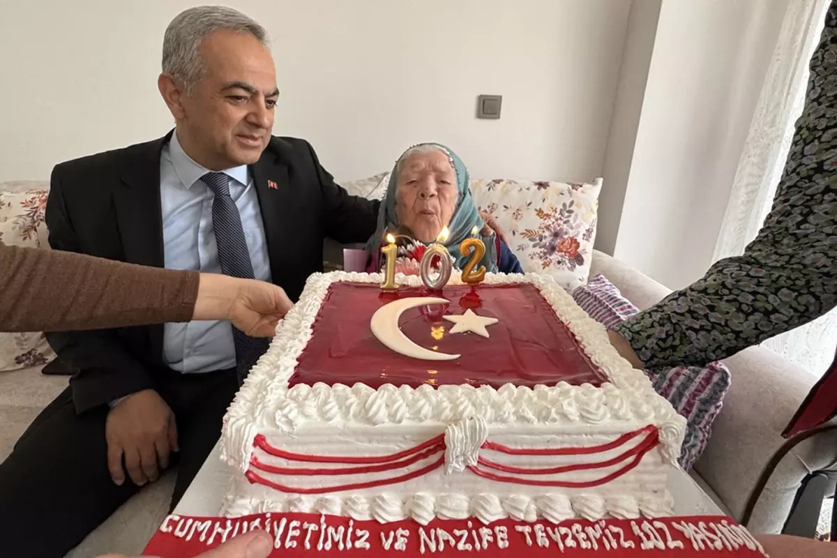 Cumhuriyet ile yaşıt Nazife nine Ay-yıldızlı pastasını üfledi