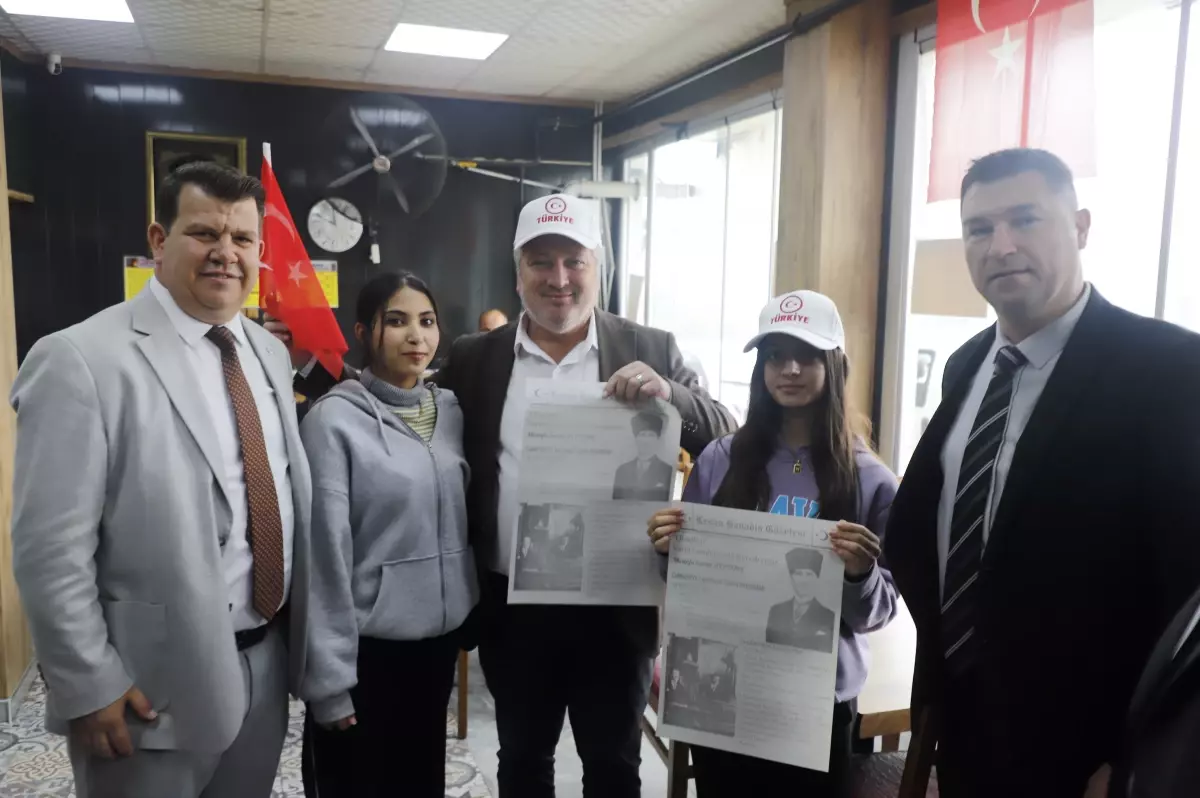 Cumhuriyet Bayramı Etkinlikleri Kapsamında 102 Öğrenci Esnafa Gazete Dağıttı