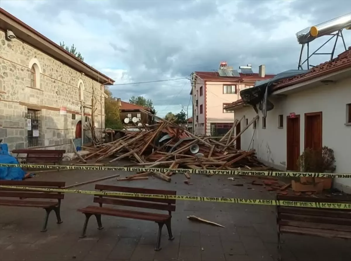 Bolu'da Fırtına Cami Minaresini Devrildi