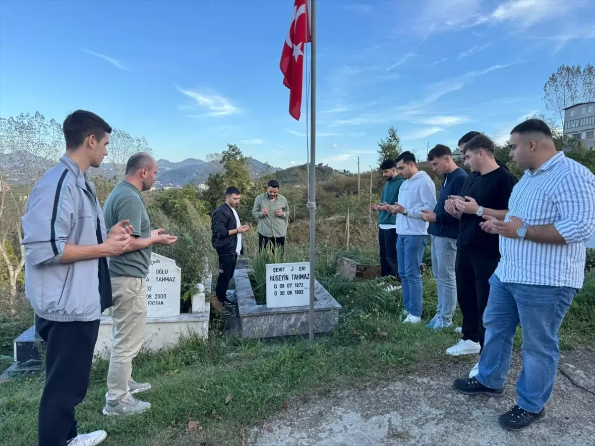 Espiye'de Öğrenciler Şehit Jandarma Er Hüseyin Tahmaz'ı Andı