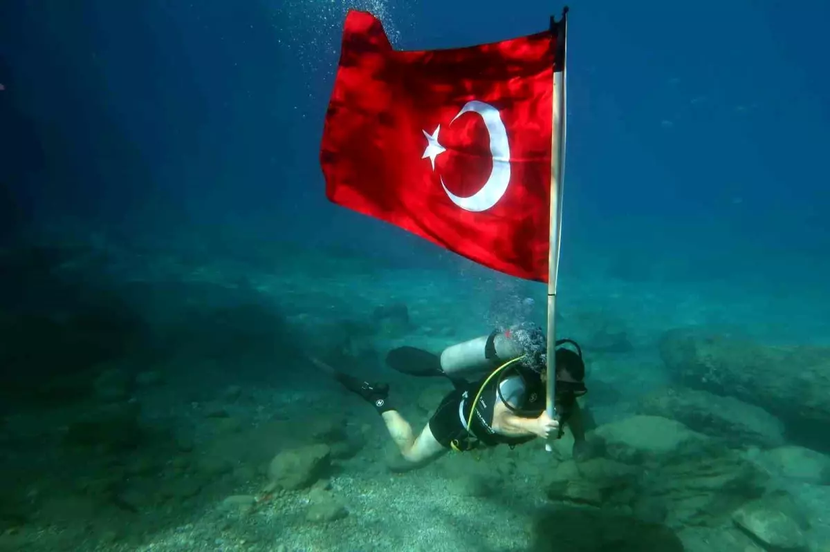 Fethiye'de Dalgıçlardan Cumhuriyet Bayramı Kutlaması