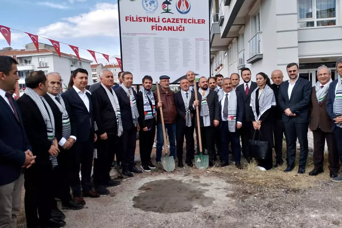 Filistinli şehit gazeteciler anısına fidanlar Ankara'da toprakla buluştu