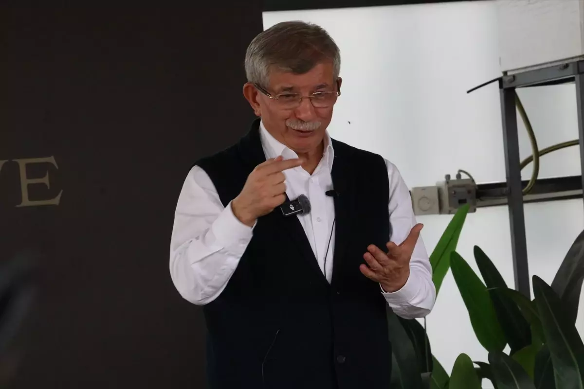 Ahmet Davutoğlu'ndan Gazze Mesajı: 'İnsanın Yüreği Gazze ile Atıyor'