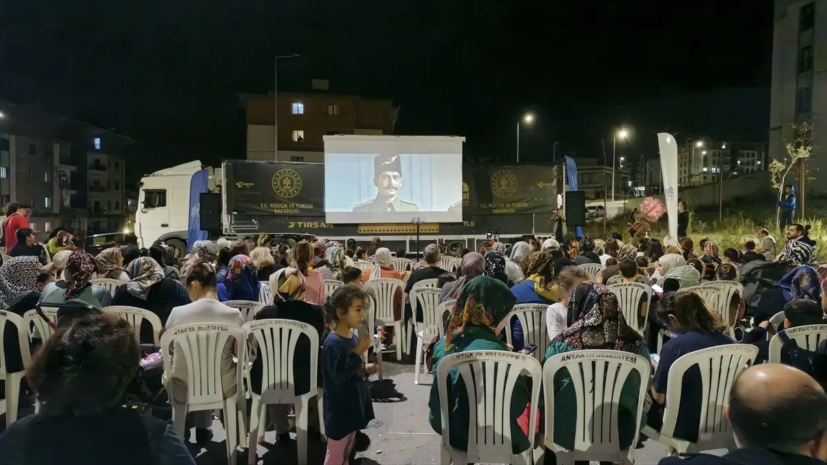 Hatay'da Gezen Sinema Tırı ile 'Çanakkale Son Mektup' Filmi Gösterildi