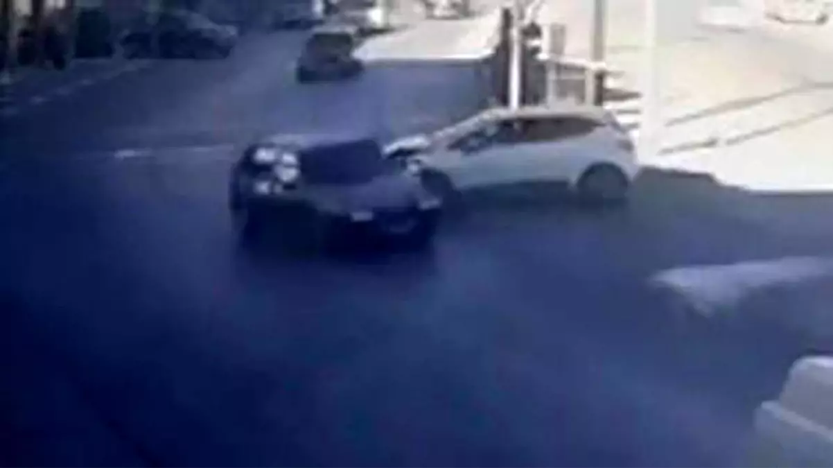 Karaman'da Kavşakta Otomobil Kazası: 1 Yaralı