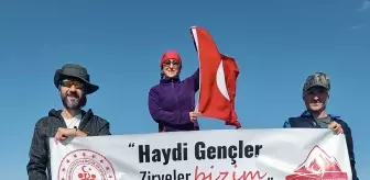 Kırşehirli dağcılar, Cumhuriyet'in 102. yılını 1823 metre yükseklikte kutladı