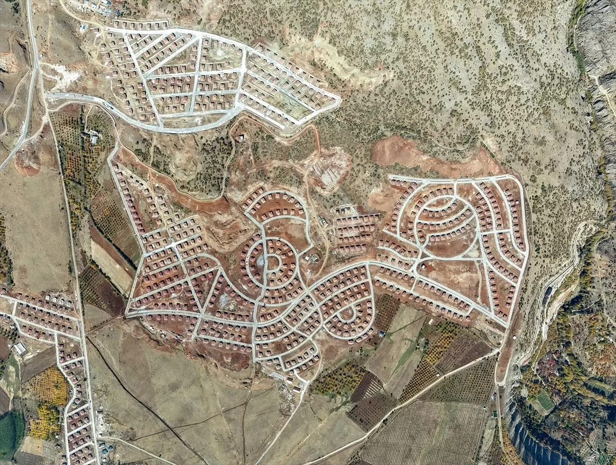 Deprem Bölgesinde 705 Konutun 373'ü Tamamlandı