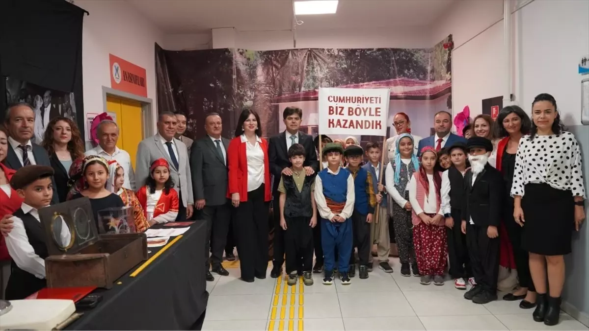 Mersin'de 'Cumhuriyet Yolunda' Sergisi Açıldı