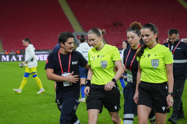 milli macta korku dolu anlar hakem bir anda yere 19196275 284 m