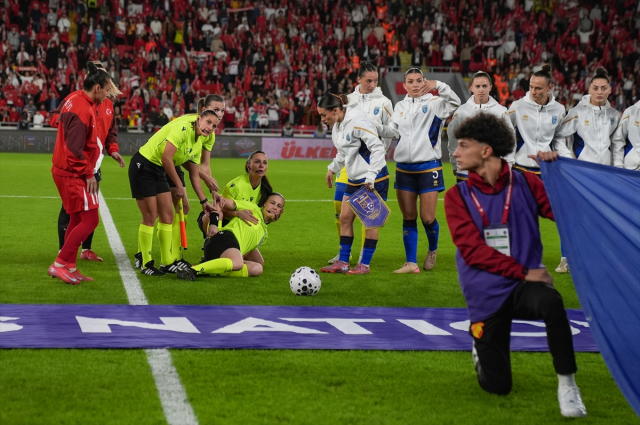 milli macta korku dolu anlar hakem bir anda yere 19196275 7962 m