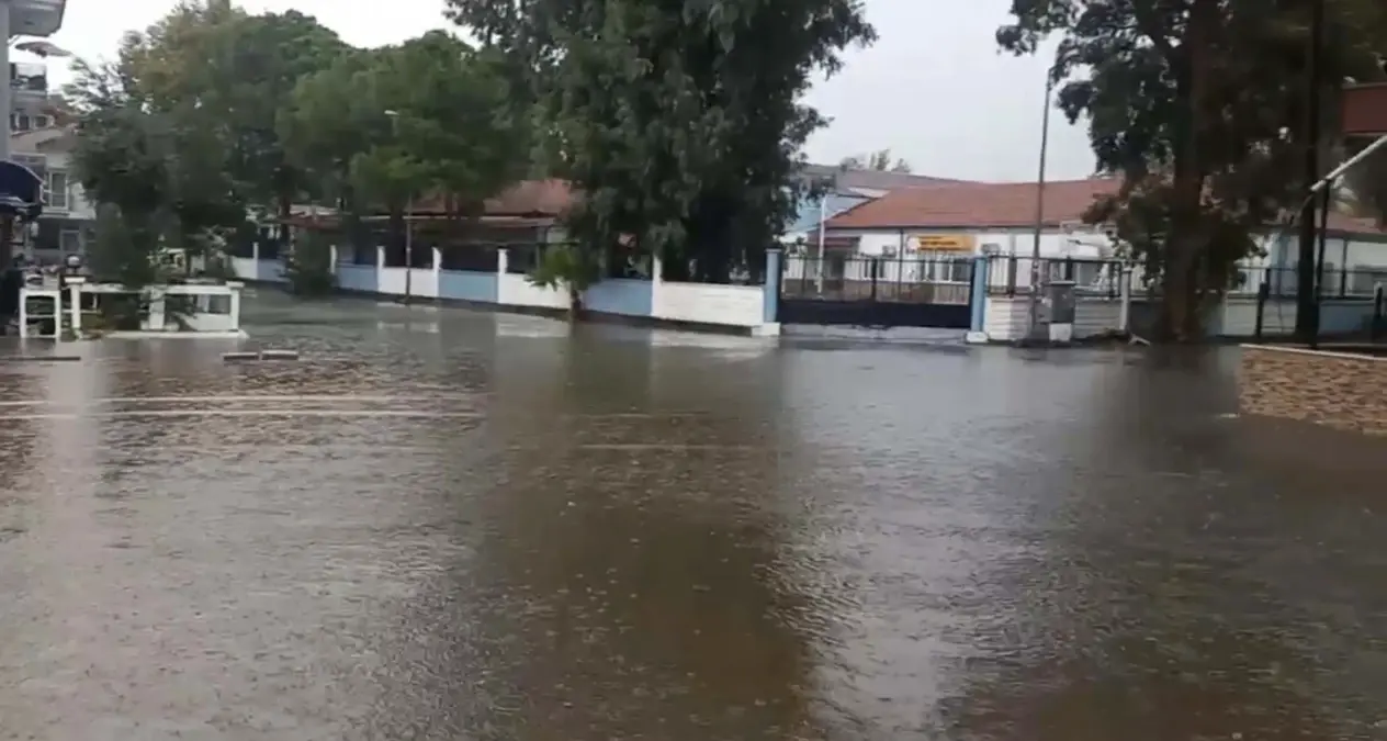 Köyceğiz'de Sağanak Yağış Hayatı Olumsuz Etkiledi