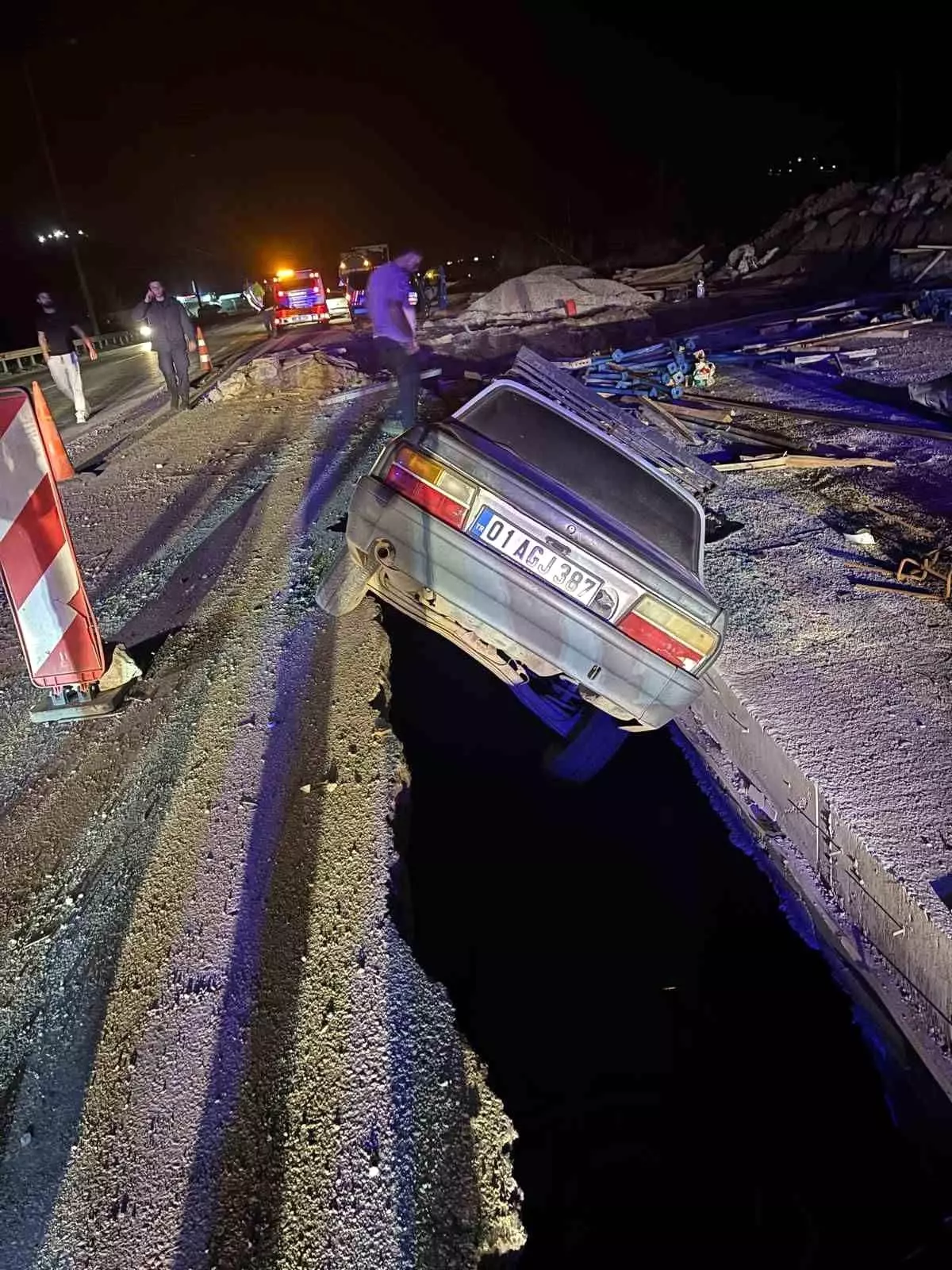 Osmaniye'de Yol Çukuruna Düşen İki Otomobil Kazası