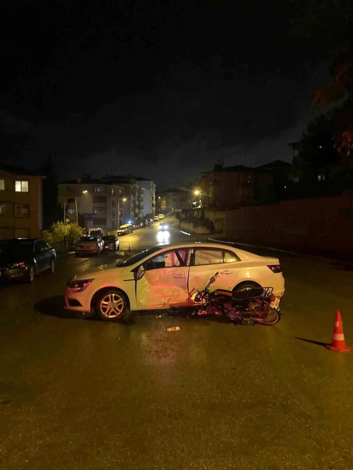 Karabük'te Otomobil ve Motosiklet Çarpıştı: İki Yaralı