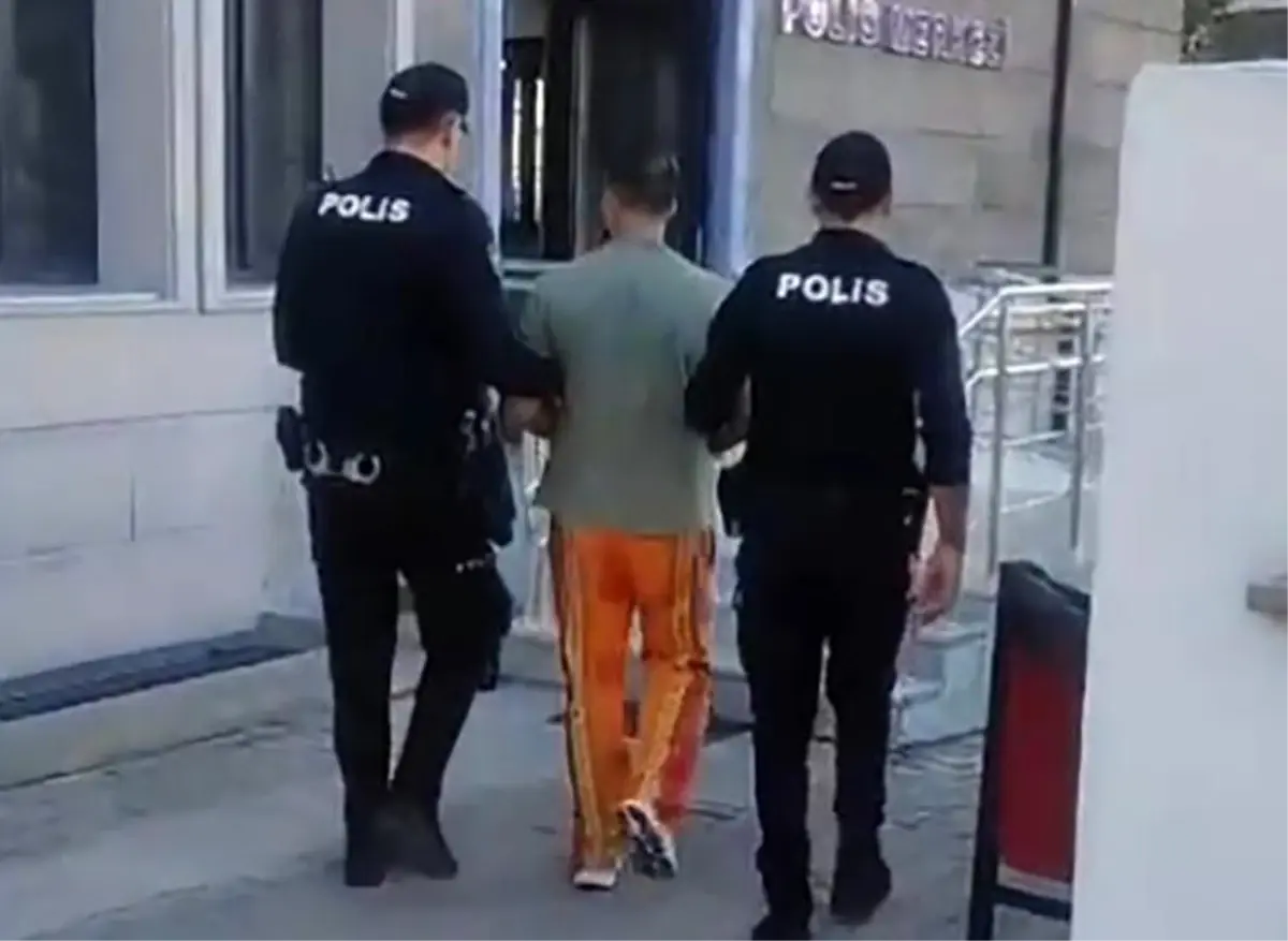 İzmir'de Uyuşturucu Kaçakçılığı Şüphesi: 750 Metrelik Kovalamaca Sonucu Yakalandı