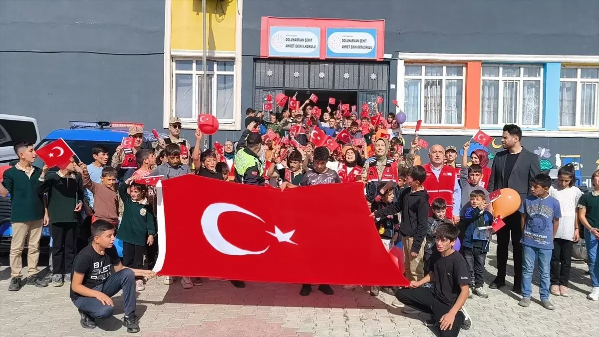 Siirt'te Türk Kızılay ve jandarma ekipleri öğrencilerin 'Cumhuriyet Bayramı'nı kutladı