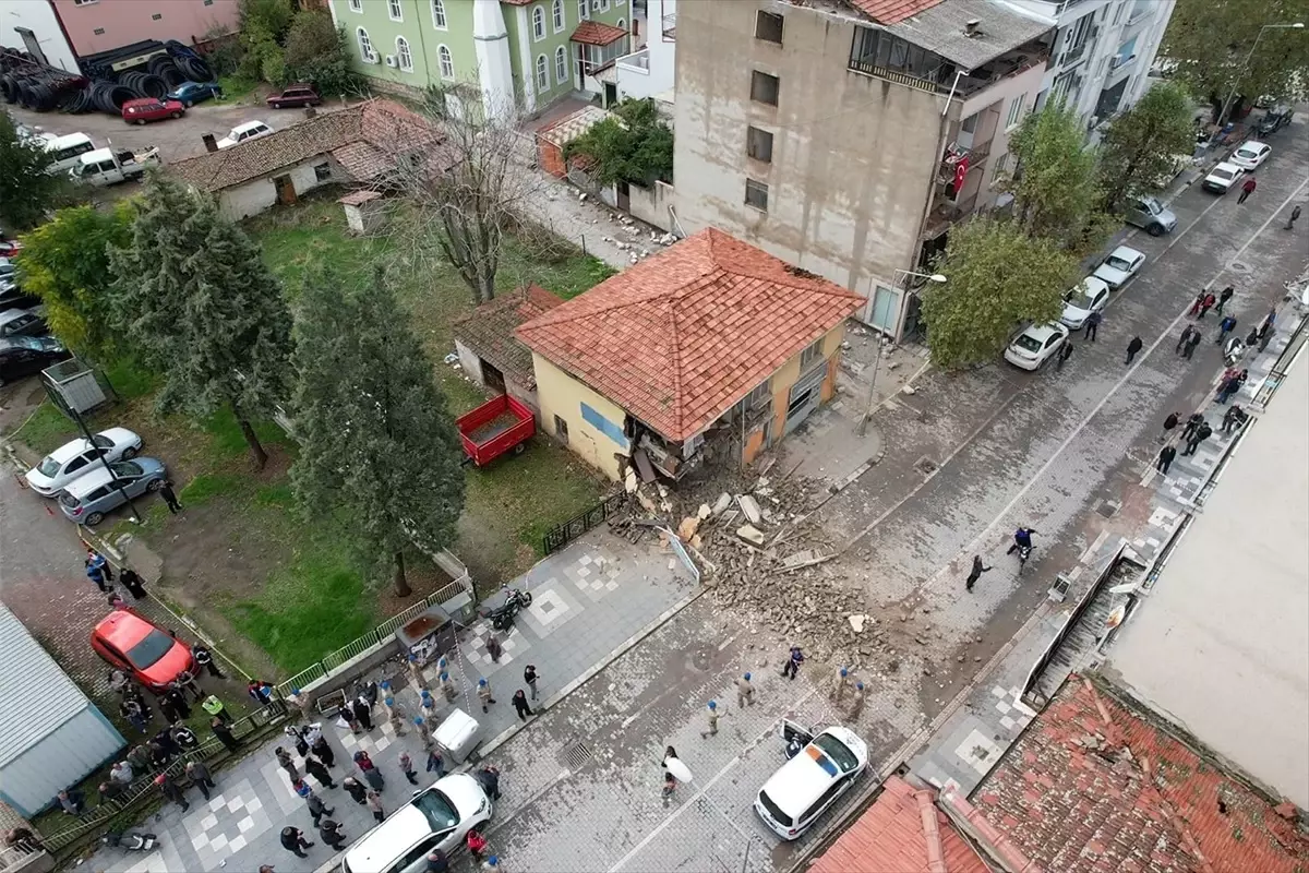 Balıkesir Sındırgı'da 6,1 Büyüklüğündeki Deprem Sonrası Kısmi Yıkım